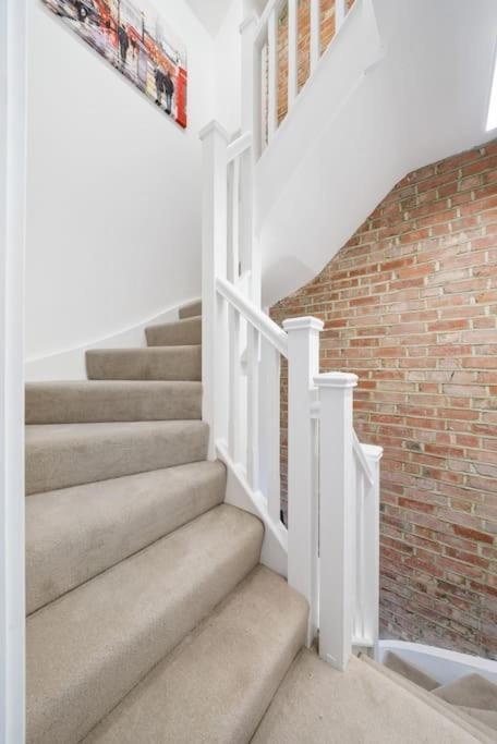 Newly Refurbished 2 Bed Flat Mill Hill Exterior foto